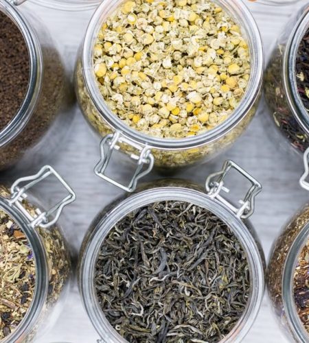 feuilles-sechees-fleurs-thes-infusions-maison-tisanes-bocaux-e1605529114689